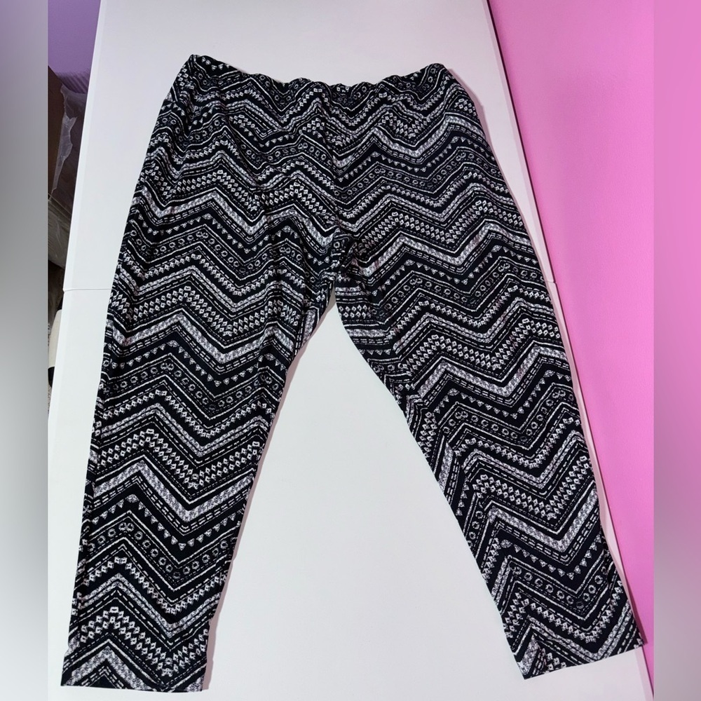 Terra & Sky Monochrome Zigzag Womenโs Leggings